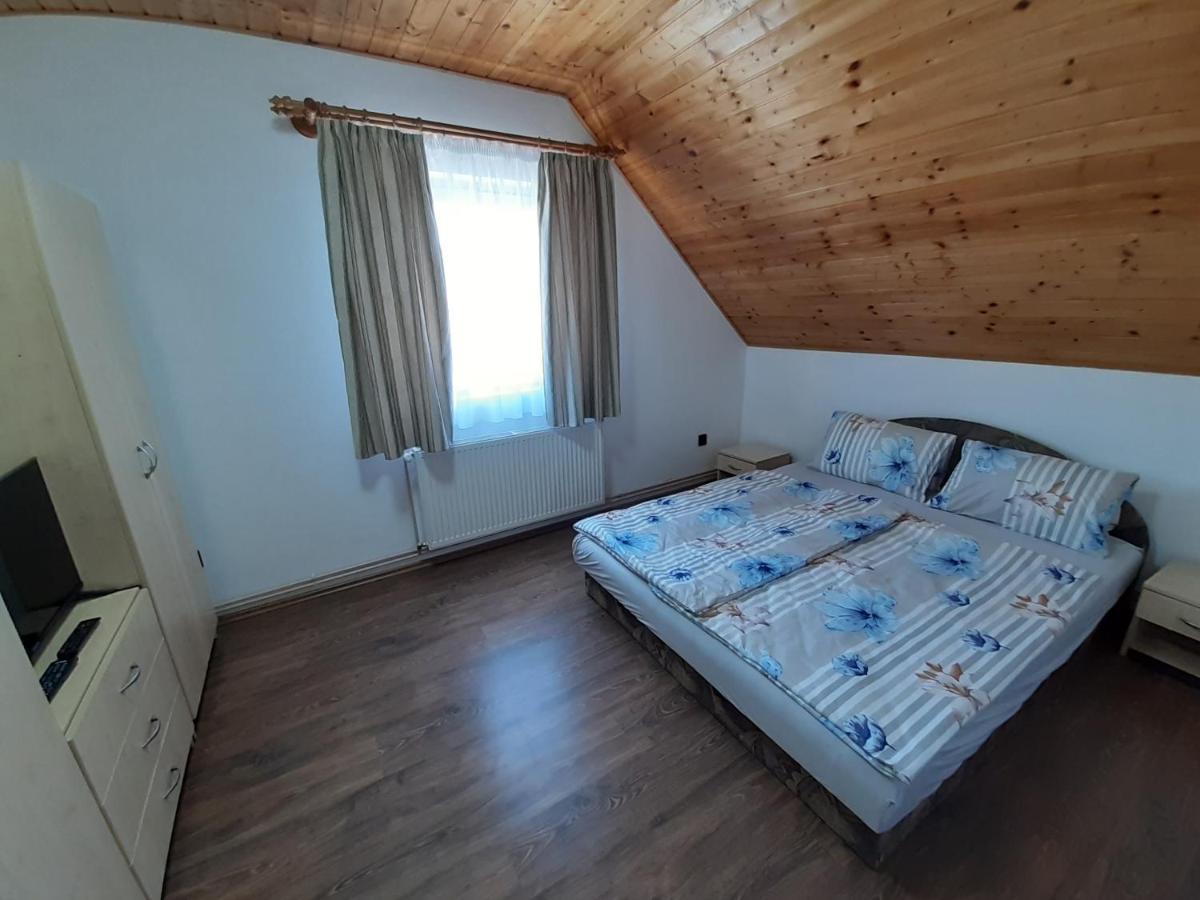 Estike Nyaralo Merevfalu Kerti Medencevel Zamardi Luaran gambar